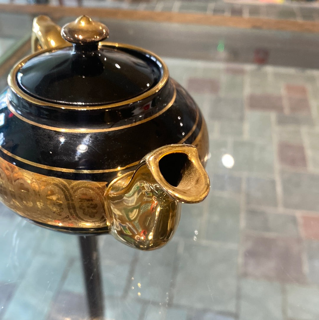 Vintage Gibson and Sons Late Sevres Davenport Brown Betty Teapot